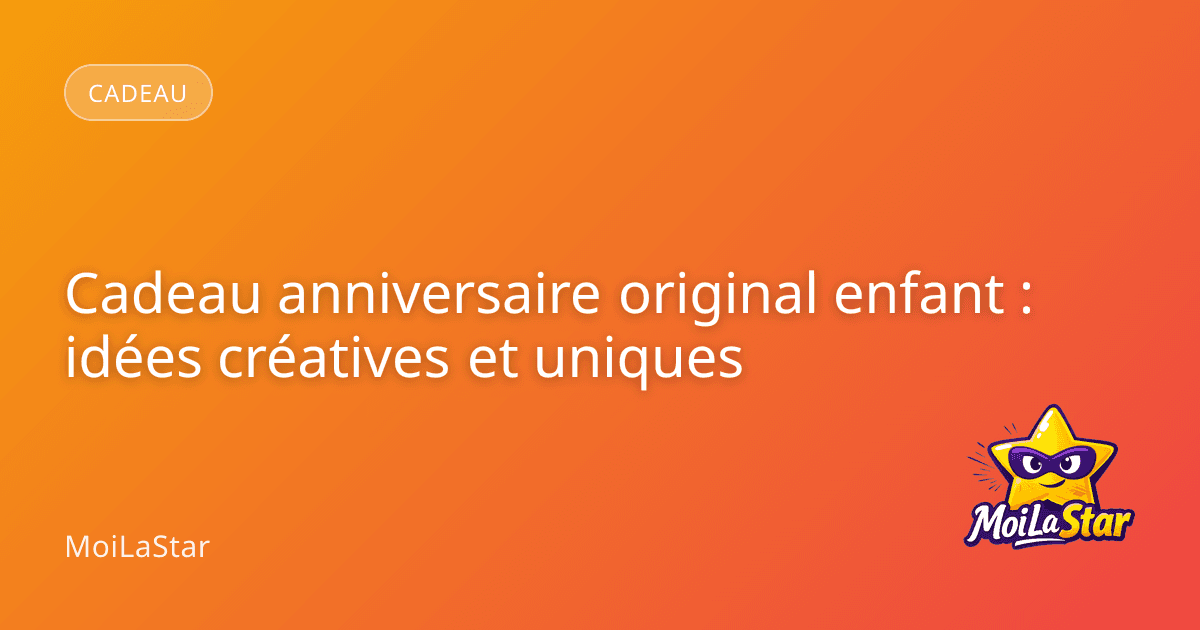 Un enfant souriant ouvrant un cadeau d'anniversaire coloré dans un salon décoré de ballons.