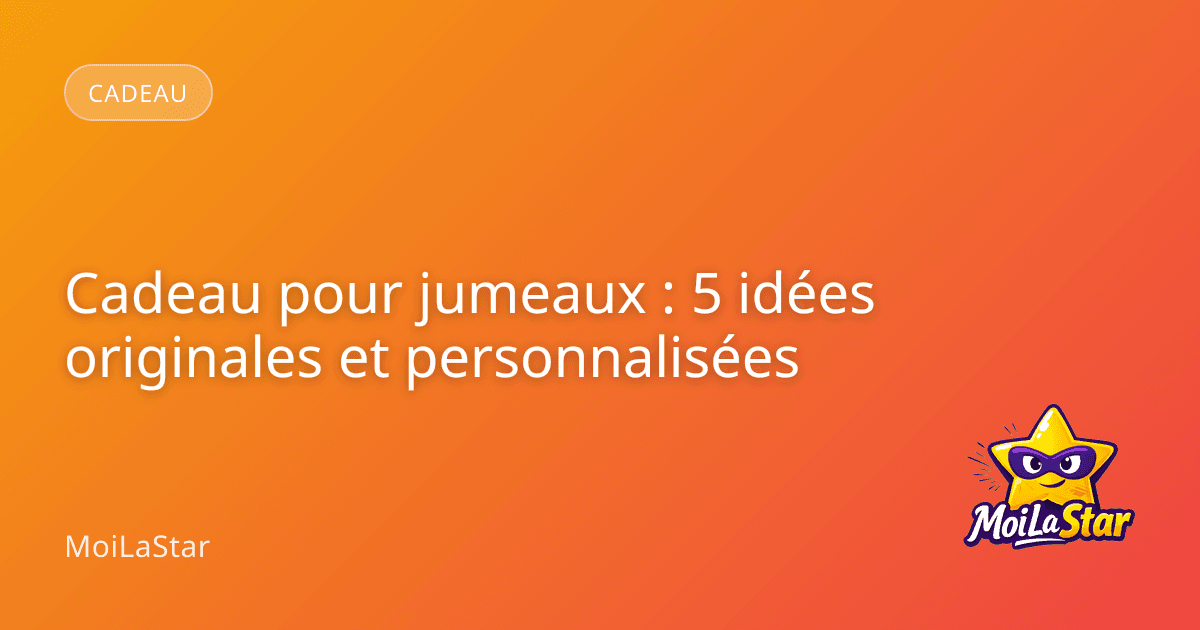 Deux enfants jumeaux souriants déballant un cadeau ensemble dans une chambre lumineuse.