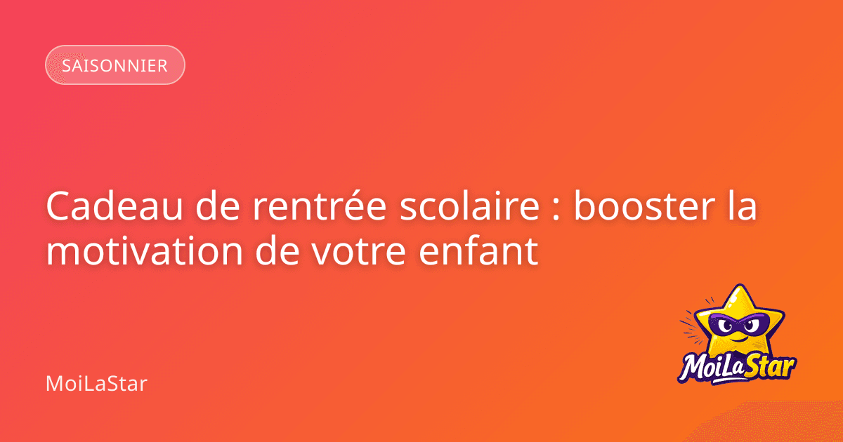 Un enfant souriant découvre avec émerveillement un livre personnalisé sur son bureau le jour de la rentrée scolaire.