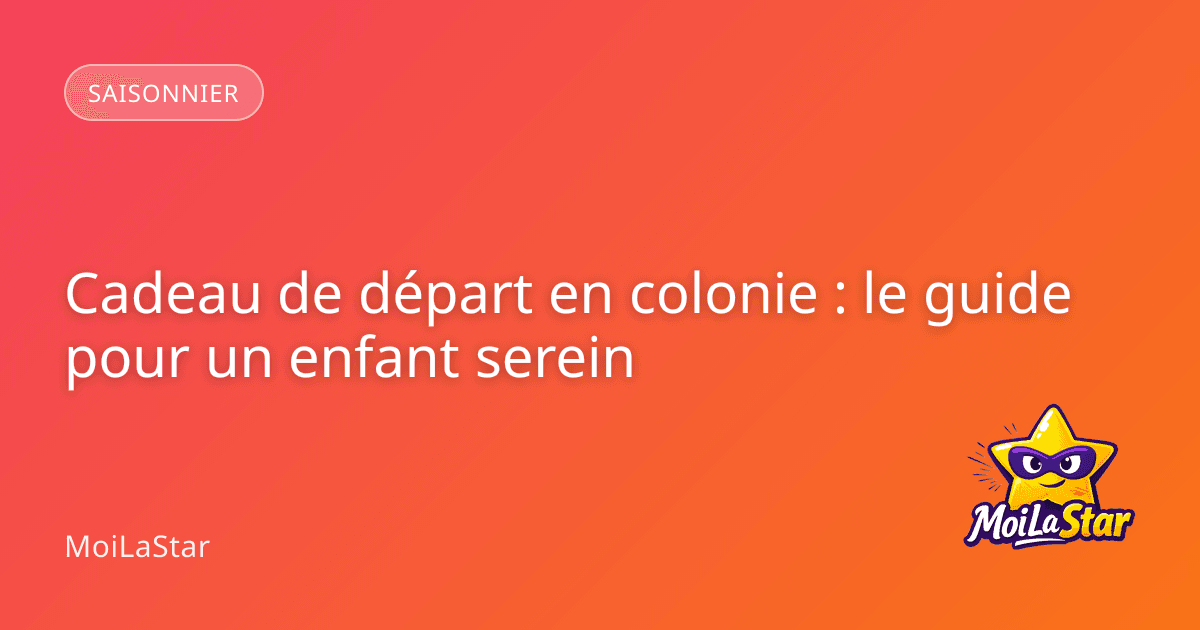 Un enfant souriant tenant un album illustré personnalisé dans ses mains, prêt à partir en colonie de vacances avec son sac à dos.